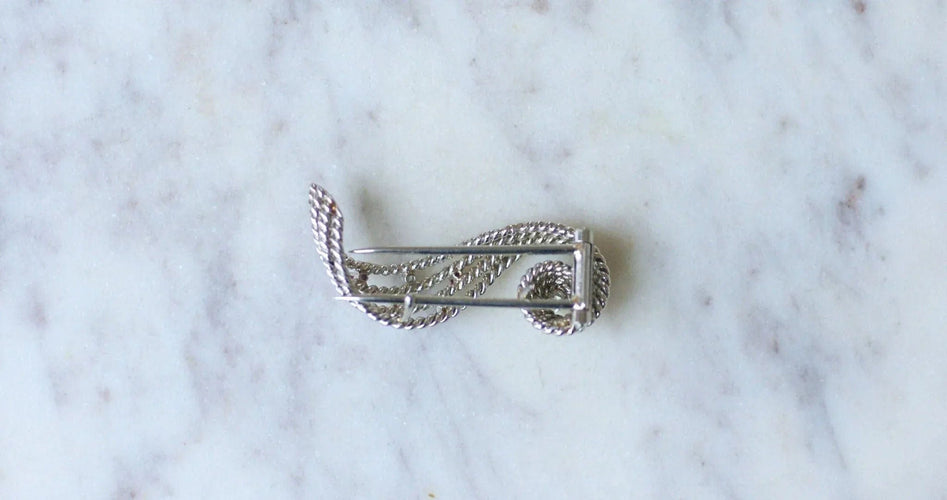 Broche Broche volute Or blanc Diamants Rubis 58 Facettes