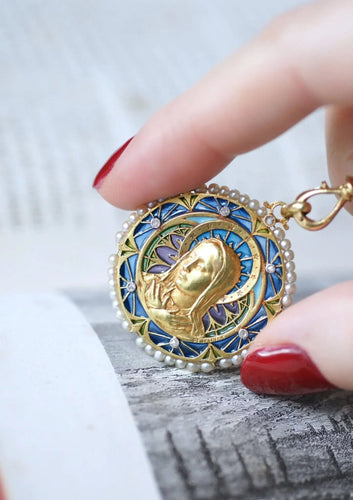 Pendentif Médaille Vierge Marie émail plique à jour perles diamants 58 Facettes