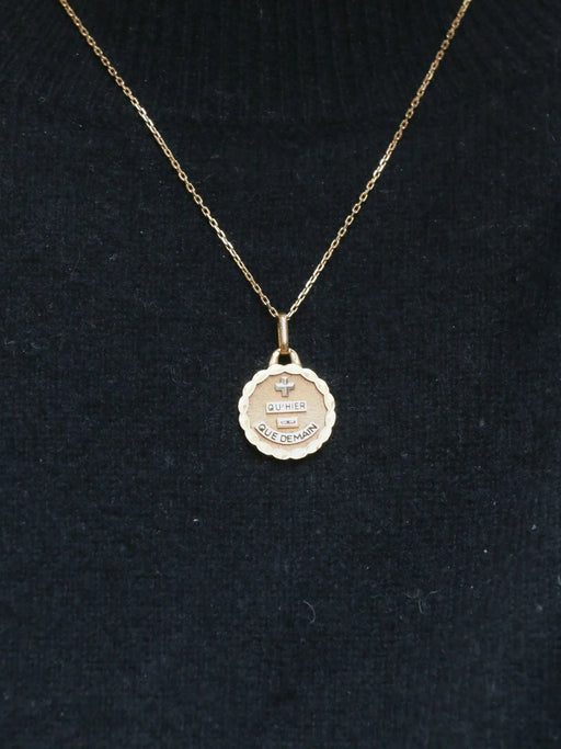 Pendentif AUGIS - Médaille Amour "Plus qu’hier moins que demain" Or jaune Rubis 58 Facettes J236
