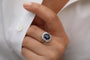 Bague Bague Marguerite or gris, saphir et diamants "Lady Di" 58 Facettes 2429