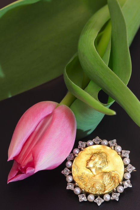 Broche Broche en or avec diamants et perles 58 Facettes 21295-0015