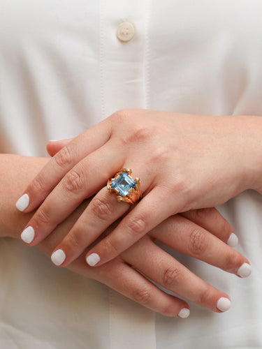 Bague Bague cocktail vintage en or et pierre bleue 58 Facettes 725