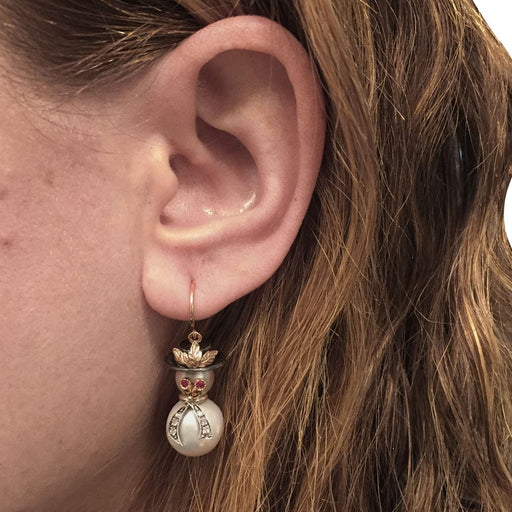 Boucles d'oreilles Boucles d'oreilles "Bonhommes de Neige", perles, rubis, diamants, or rose et argent. 58 Facettes 31030