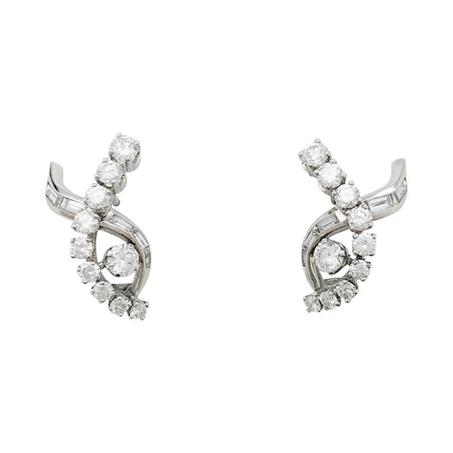 Boucles d'oreilles Boucles d'oreilles entrelacs en or blanc et diamants. 58 Facettes 31159
