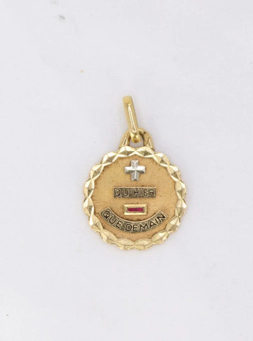 Pendentif AUGIS - Médaille Amour "Plus qu’hier moins que demain" Or jaune Rubis 58 Facettes J236