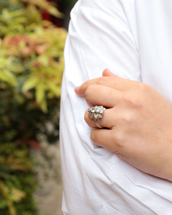 Bague Bague florale platine et diamants 58 Facettes 684