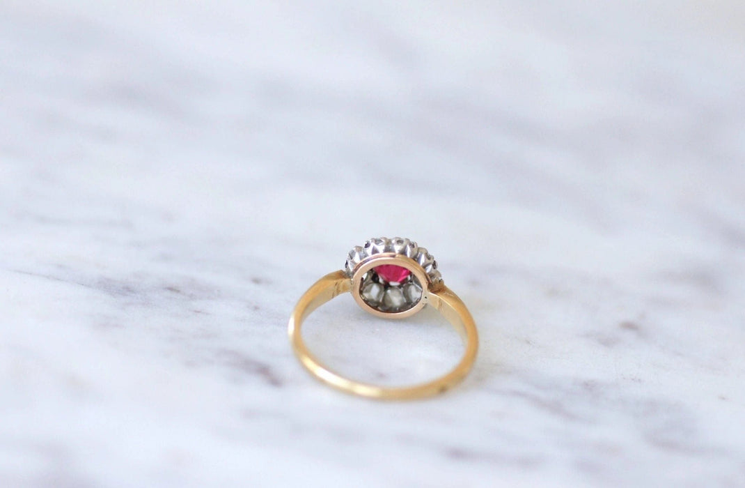 Bague Bague marguerite spinelle rouge entourage diamants 58 Facettes