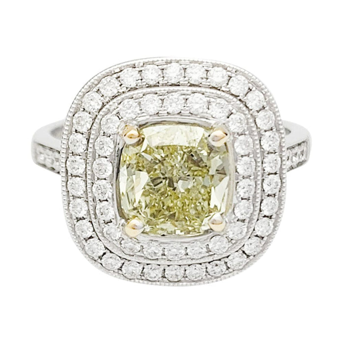 Bague 55 Bague en or blanc à entourage, centre diamant jaune 2,01 carats. 58 Facettes 31972