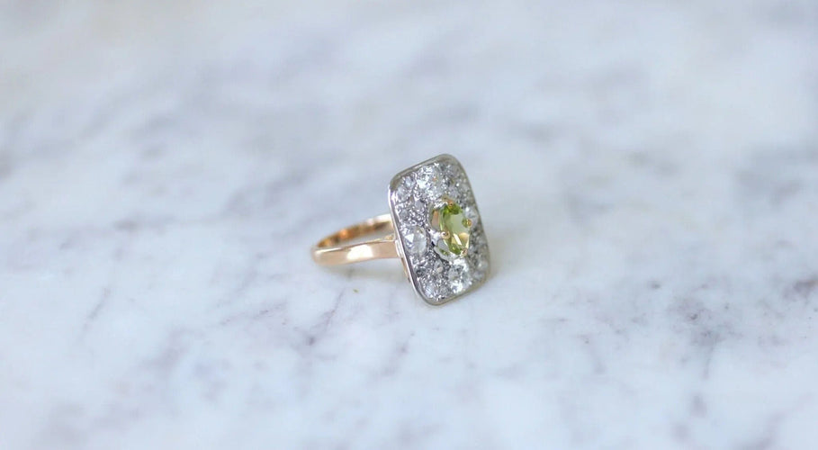 Bague 53 Bague rectangulaire, platine, péridot et diamants 58 Facettes