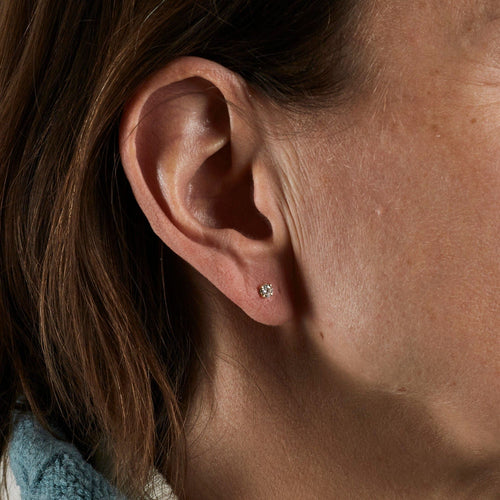 Boucles d'oreilles Boucles d’oreilles clou or jaune 18 carats sertie d’un diamant 58 Facettes