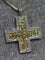 Pendentif Pendentif croix or blanc Diamants Saphirs jaunes 58 Facettes 1729