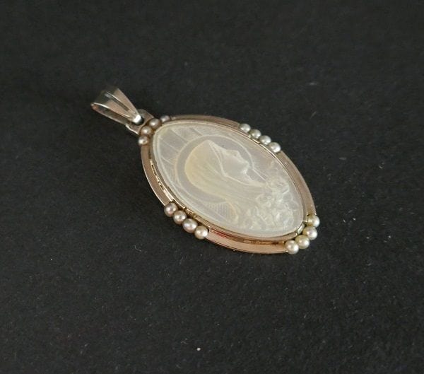Pendentif Médaille ancienne en nacre et perles fines 58 Facettes 940099