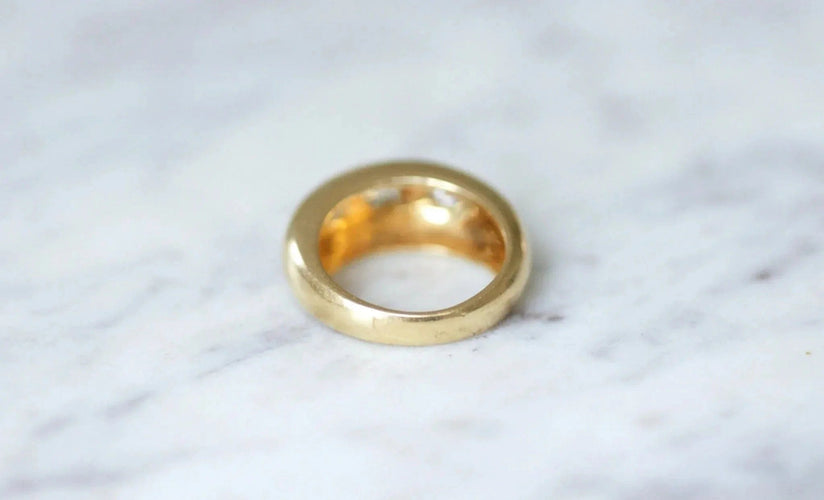 Bague Bague jonc or jaune et trois diamants 58 Facettes