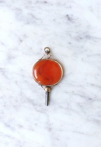 Pendentif Clef de montre ancienne or rose et cornaline 58 Facettes