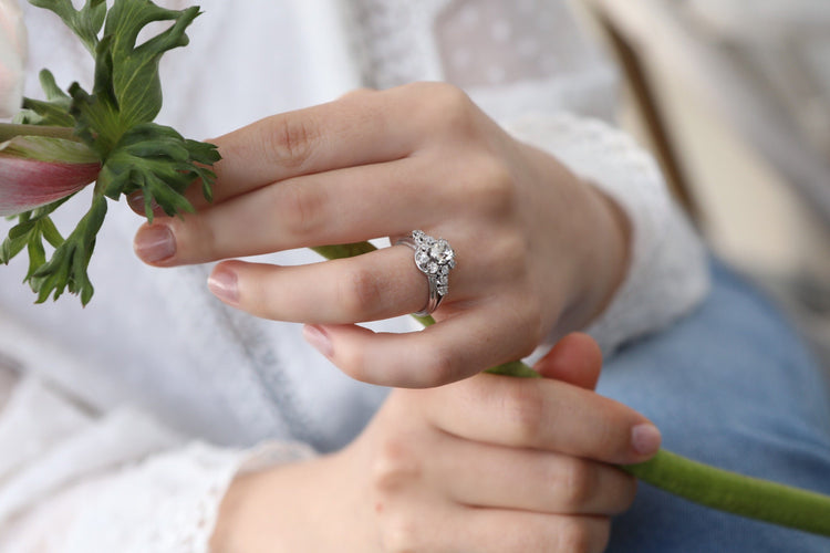 Bague Bague platine, or gris et diamants "Marguerite Sublime" 58 Facettes 1760