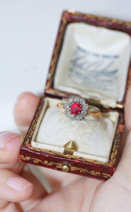 Bague Bague marguerite spinelle rouge entourage diamants 58 Facettes