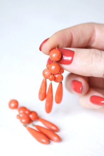 Boucles d'oreilles Boucles d'oreilles girandoles anciennes en or et goutte de corail 58 Facettes