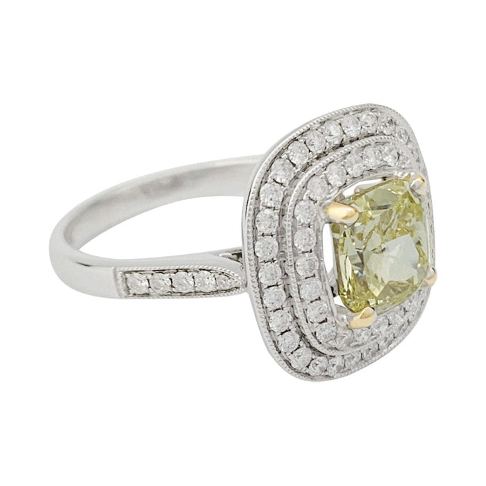 Bague 55 Bague en or blanc à entourage, centre diamant jaune 2,01 carats. 58 Facettes 31972