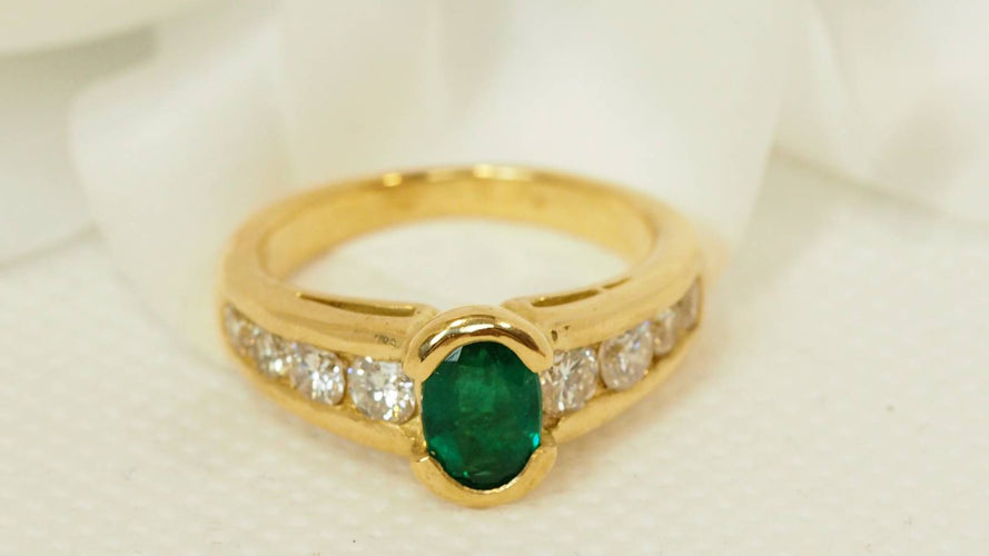 Bague 50 Bague en or jaune, émeraude ovale et diamants 58 Facettes F4834