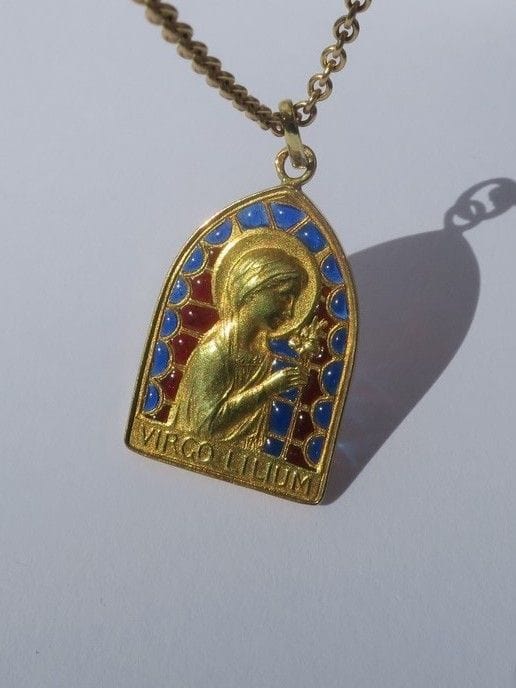 Pendentif Médaille Art Nouveau Vierge au Lis émail plique à jour 58 Facettes
