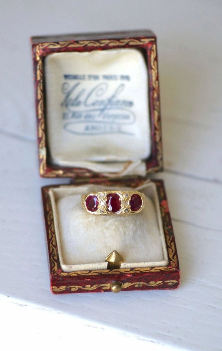 Bague jarretière rubis birmans et diamants 58 Facettes