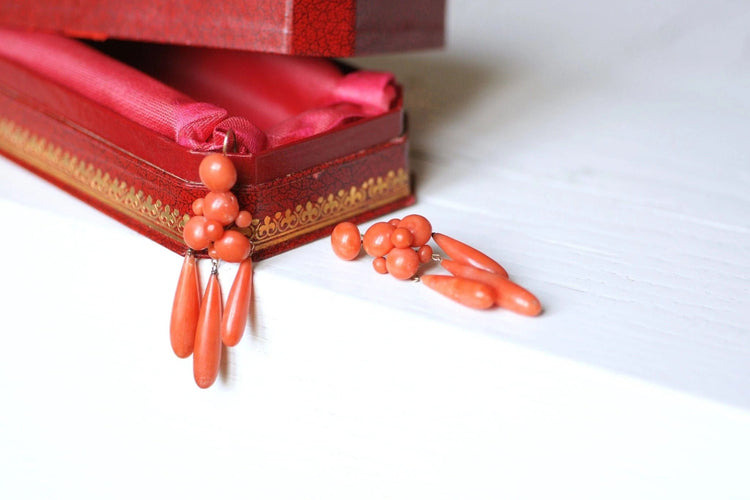 Boucles d'oreilles Boucles d'oreilles girandoles anciennes en or et goutte de corail 58 Facettes