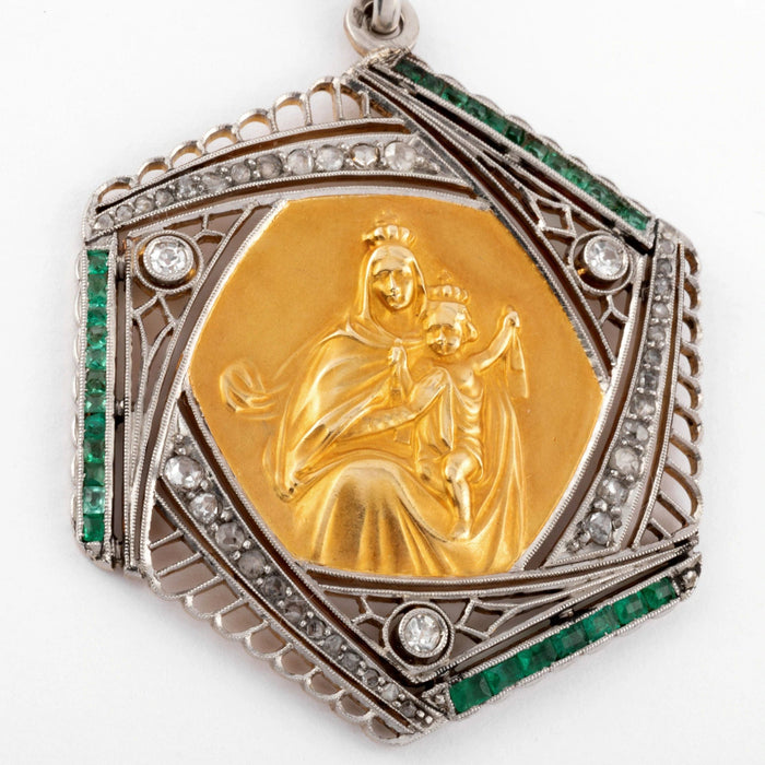 Pendentif Médaille ajourée en or gris et diamant représentent la vierge et l'enfant 58 Facettes