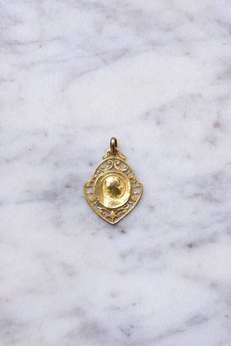 Pendentif Médaille ancienne Vierge Marie en or, Art Nouveau 58 Facettes