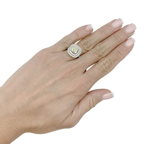 Bague 55 Bague en or blanc à entourage, centre diamant jaune 2,01 carats. 58 Facettes 31972