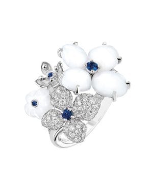 CHAUMET Bague Hortensia or blanc diamants saphirs