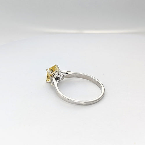 Bague Solitaire en or blanc diamants et saphir jaune 58 Facettes 21260