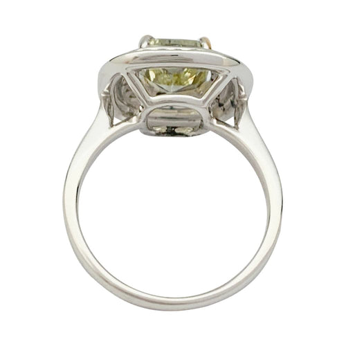 Bague 55 Bague en or blanc à entourage, centre diamant jaune 2,01 carats. 58 Facettes 31972