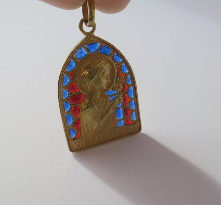 Pendentif Médaille Art Nouveau Vierge au Lis émail plique à jour 58 Facettes