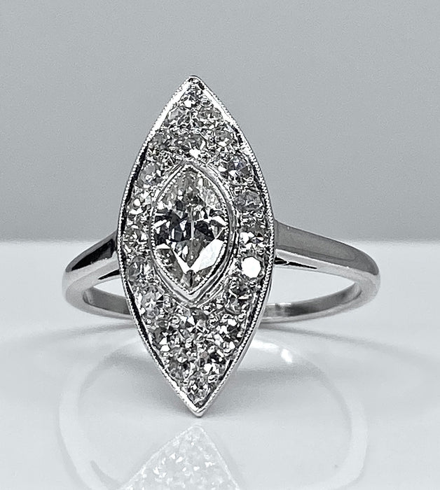 Bague 49 Bague marquise en platine et diamants. Vers 1900. 58 Facettes AB159