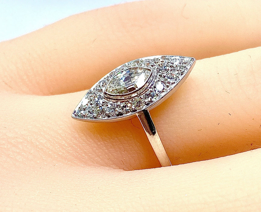 Bague 49 Bague marquise en platine et diamants. Vers 1900. 58 Facettes AB159