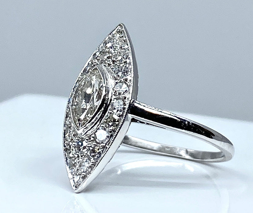 Bague 49 Bague marquise en platine et diamants. Vers 1900. 58 Facettes AB159