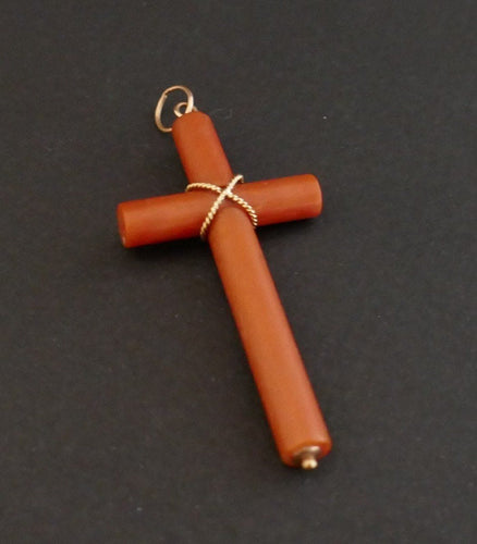 Pendentif Pendentif croix en corail 58 Facettes 1084375