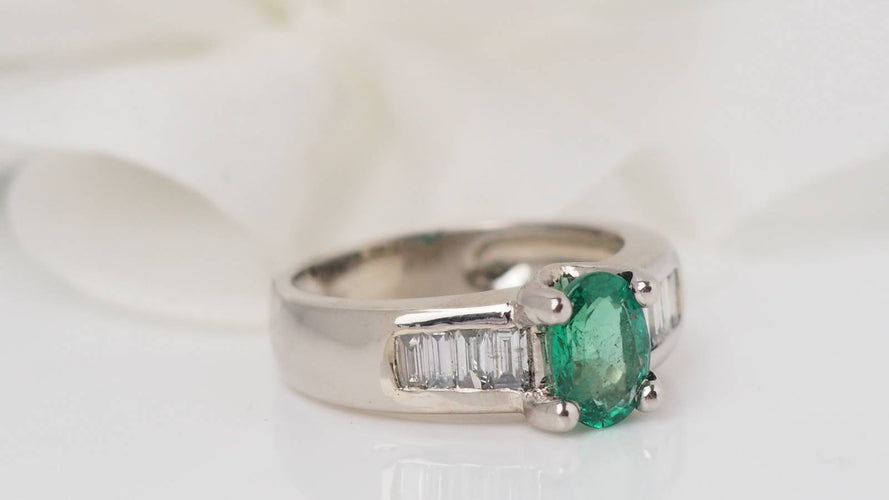 Bague Bague émeraude et diamants baguettes 58 Facettes 4162