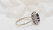 Bague 54 Bague marguerite en or blanc, saphir ovale et diamants 58 Facettes 31322