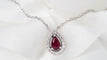 Collier Collier pendentif en or blanc, diamants et Rubis en poire 58 Facettes 31209