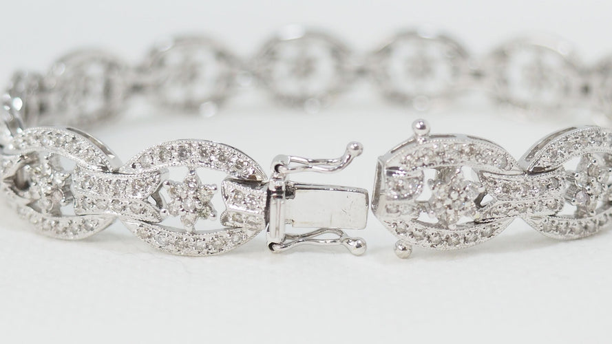 Bracelet Bracelet ajouré en or blanc et diamants 58 Facettes 32457