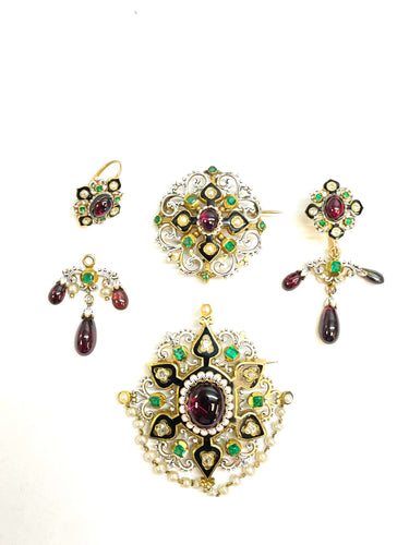 Broche Parure ancienne en or 18 carats néo renaissance 58 Facettes