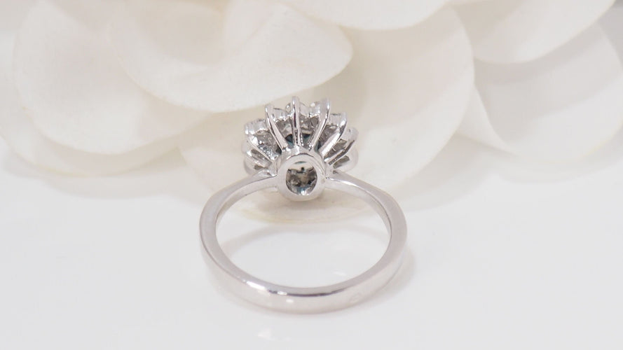 Bague 53.5 Bague marguerite en or blanc, saphir et diamants 58 Facettes F4949