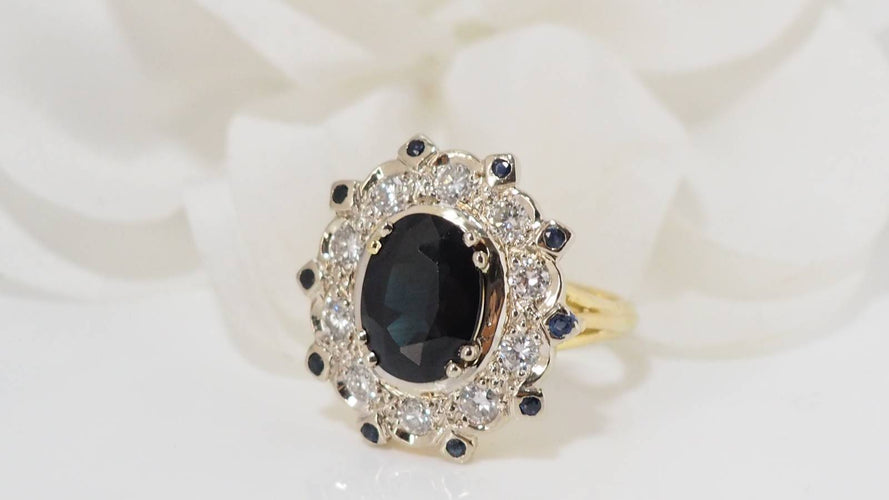 Bague 49 Bague entourage en or jaune, saphir ovale et diamants 58 Facettes 31888