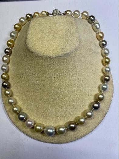 Collier Collier perles des mers du Sud fermoir boule platine et diamants 58 Facettes CEY29