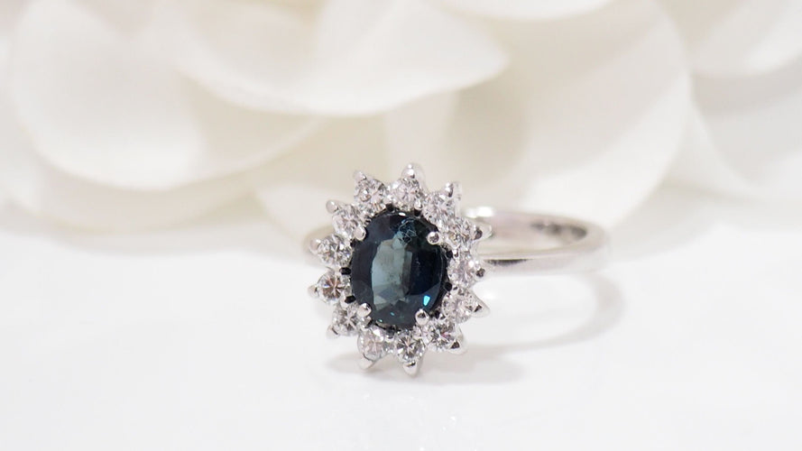 Bague 53.5 Bague marguerite en or blanc, saphir et diamants 58 Facettes F4949