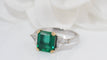 Bague 53.5 Bague émeraude de Colombie, or blanc et diamants triangle 58 Facettes F 4926