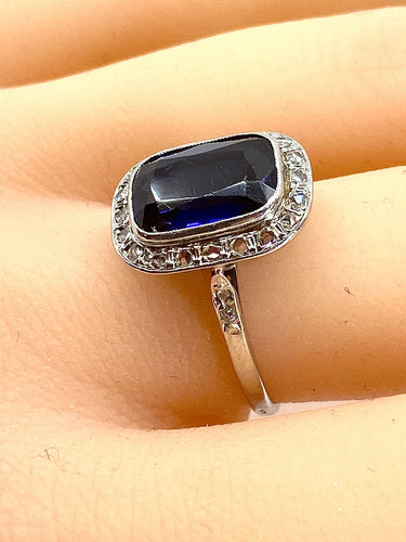 Bague 52 Bague en or blanc 18 carats, diamants et saphir Verneuil. Epoque 1900 58 Facettes AB266