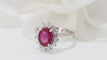 Bague 54.5 Bague marguerite en or blanc, rubis ovale et diamants 58 Facettes F4948