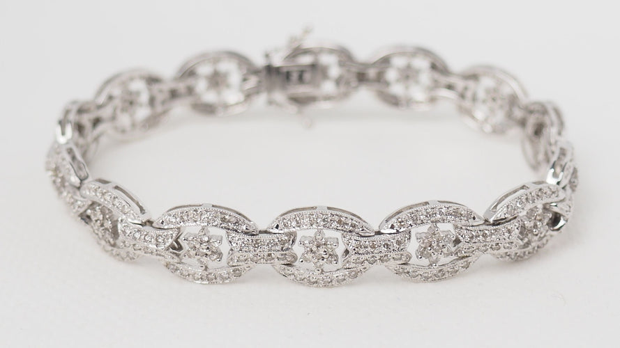 Bracelet Bracelet ajouré en or blanc et diamants 58 Facettes 32457